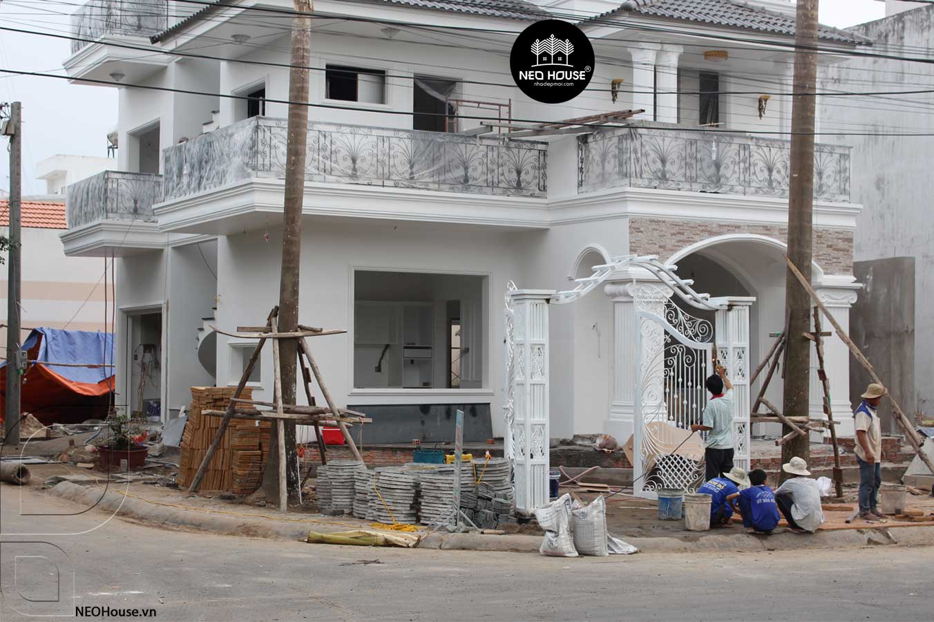 Hình ảnh thi công biệt thự 3 tầng bán cổ điển. Ảnh 1