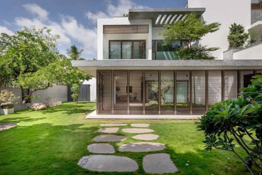 Mẫu thiết kế mặt tiền nhà 2 tầng đẹp có sân vườn