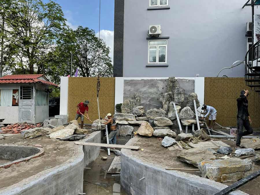 Tham khảo hình ảnh thi công hoàn thiện biệt thự sân vườn có ao cá