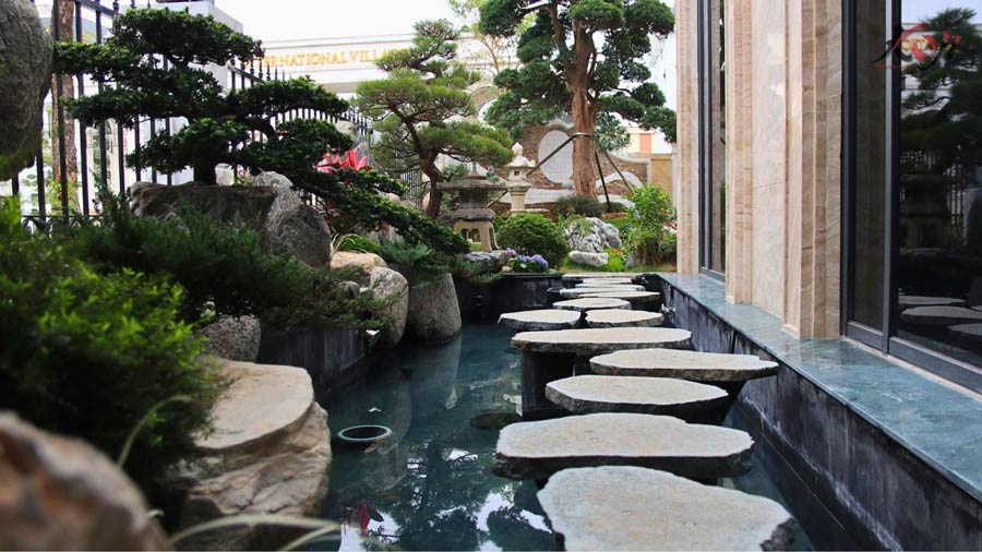 Tham khảo hình ảnh thi công hoàn thiện biệt thự sân vườn có ao cá