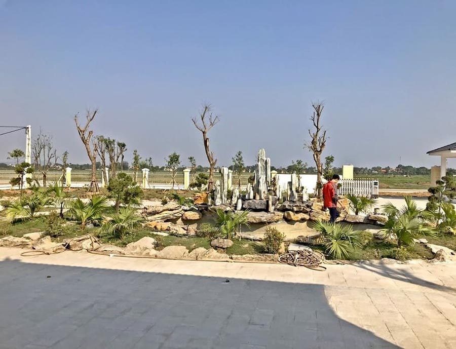 Tham khảo hình ảnh thi công hoàn thiện biệt thự sân vườn có ao cá