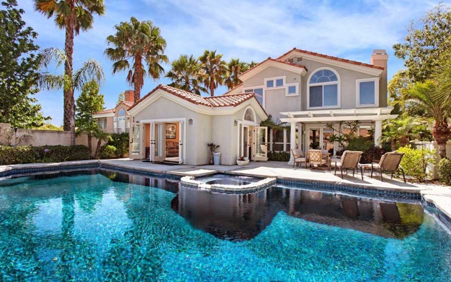 Thiết kế biệt thự mái dốc có hồ bơi nghỉ dưỡng