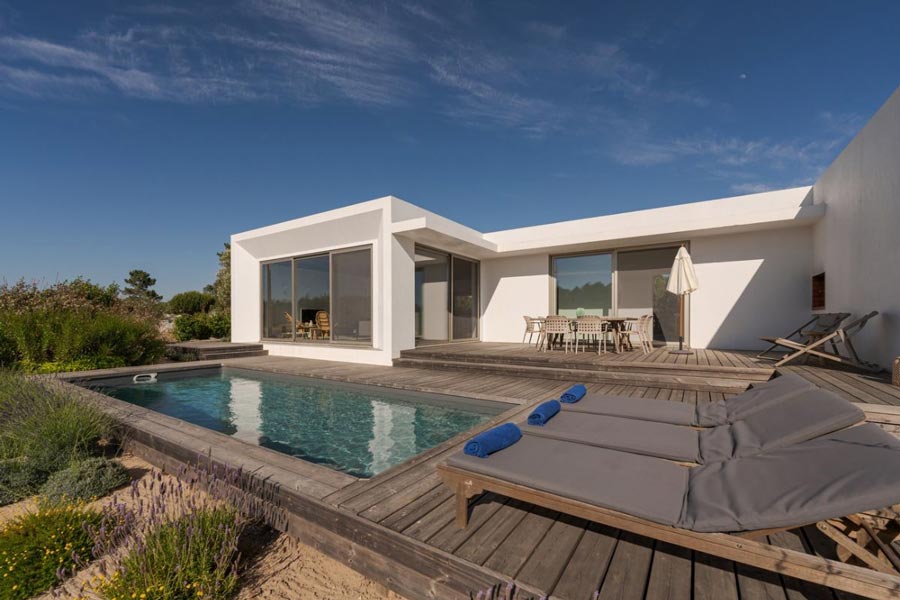 Biệt thự phong cách tối giản sử dụng tông trắng chủ đạo