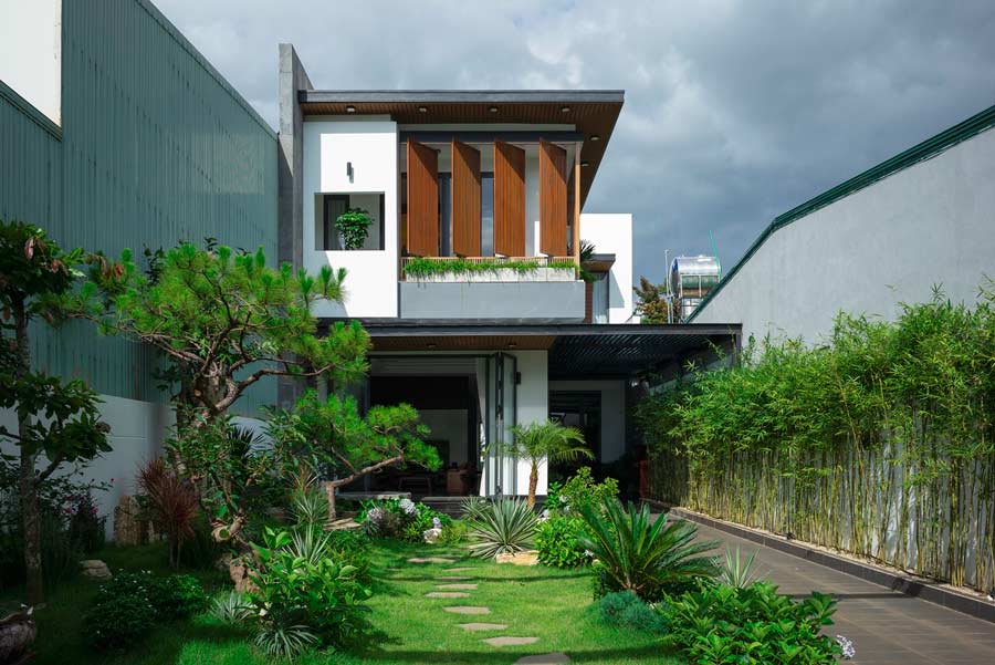 Nhà vuông 2 tầng kết hợp sân vườn