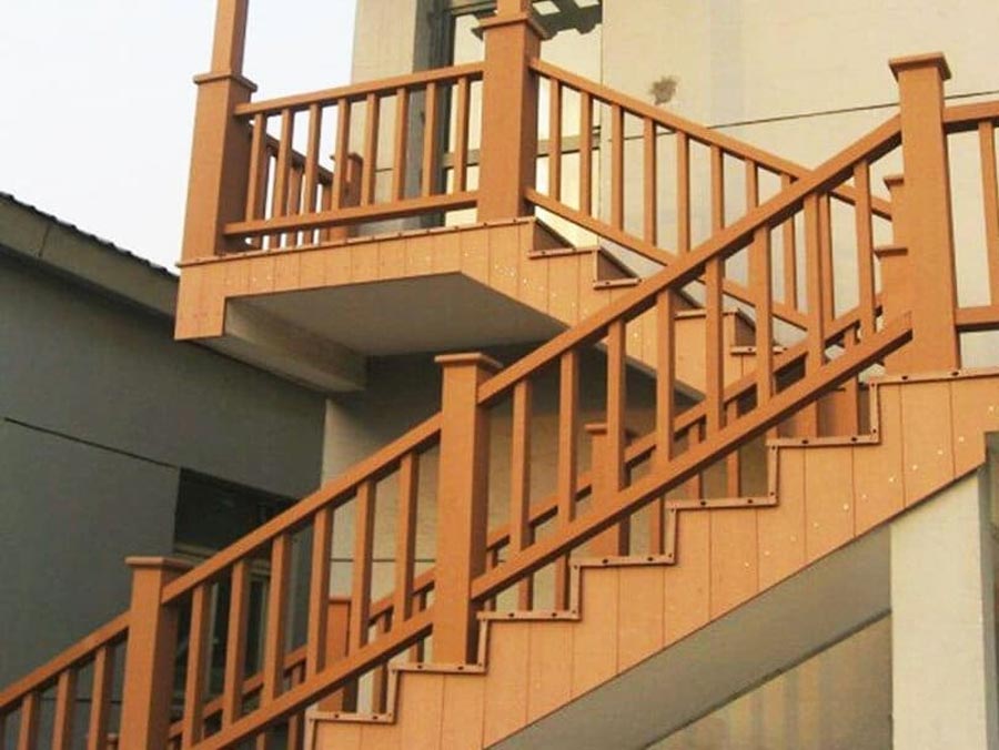 Cầu thang gỗ ngoài trời