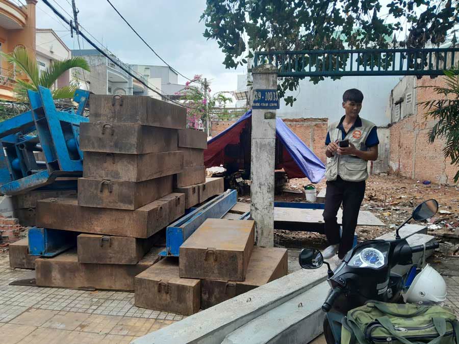 Bước 4: Chuẩn bị điện nước tạm, máy móc và khu vực tập kết vật tư