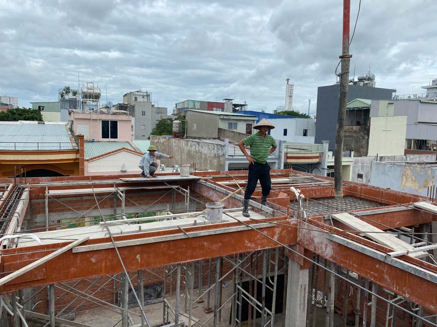 Bước 2: Thi công cột, dầm, sàn và cầu thang