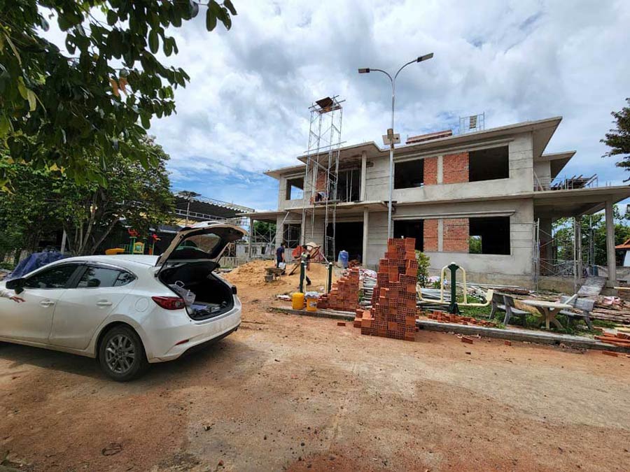 Bước 3: Xây tường và thi công phần mái